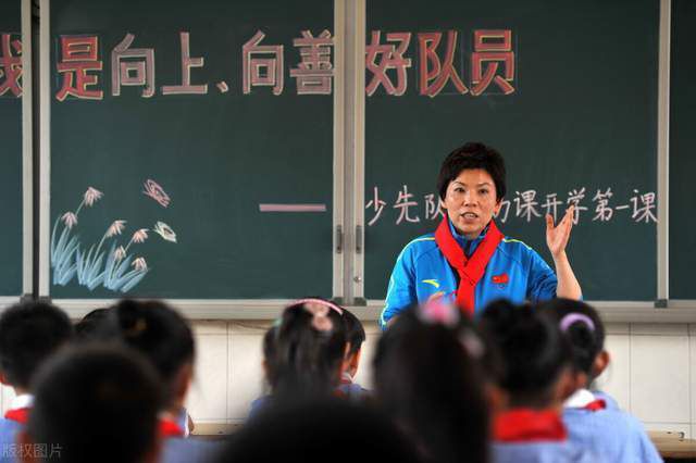 片中布鲁斯向大家解释他为什么杀死恺撒在座的也许有恺撒的至亲密友，我要对他说，布鲁特斯对恺撒的爱不亚于那么，如果这位朋友要求我布鲁特斯解释为什么反抗恺撒，我的回答如下除马克·安东尼外，恺撒的朋友们纷纷为布鲁特斯的讲话喝彩。